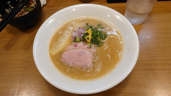 「鴨だし白湯ラーメン 900円+レアチャーシューめし 300円」@麺屋福丸の写真