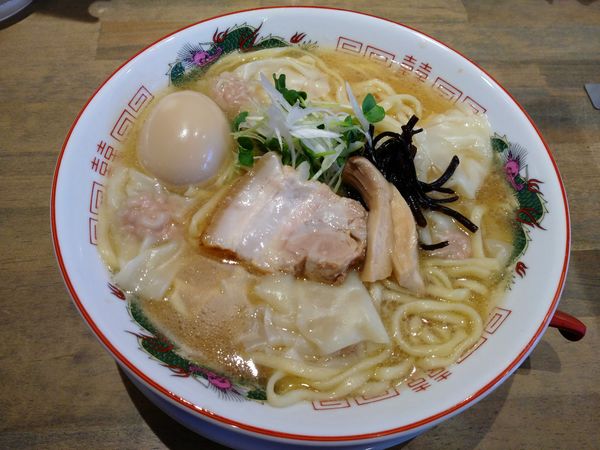 「ワンタン麺（850円）＋味玉（サービス）」@中華そば 天辺月の写真