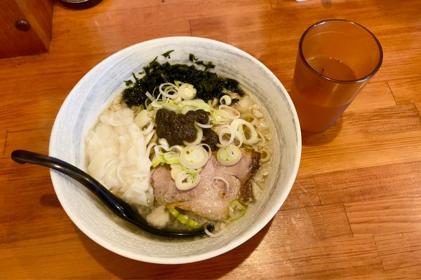 「醤油らぁ麺 with皮ワンタン & こってり背脂」@唯一無二のらぁ麺専門店 イ袋ワシづかみの写真