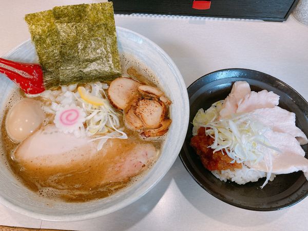 「特製濃厚煮干しそば（醤油）＋しっ鶏飯」@麺屋 なるとの写真