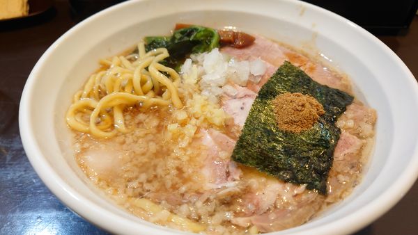 「背脂チャーシュー麺　麺硬め　¥1050」@中華そば 弥栄の写真