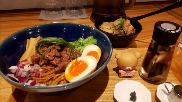 「完熟近江牛　油そば(1380円税込)＋豚角煮丼(400円税)」@つけ麺 らぁ麺 やまこうの写真