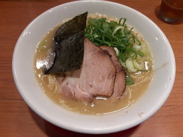 「ラーメン大盛り 餃子3個、キムチ無料」@らぁめん たろう 三宮本店の写真