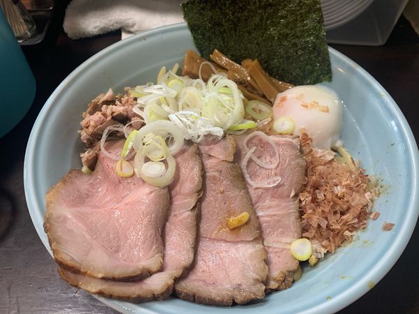 「油そば大盛り+チャーシュー3枚+温玉」@兎に角 松戸店の写真