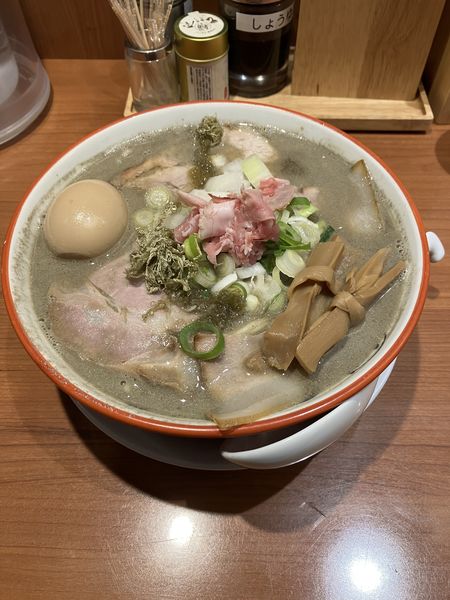 「濃口特性煮干そば　大盛」@中華そば ひらこ屋 東京ラーメンストリート店の写真