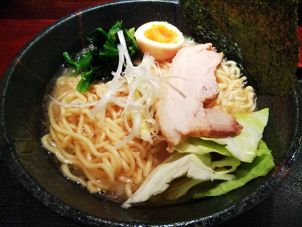 「醤油とんこつラーメン　（大盛り：サービス券）」@ラーメン 白 松本駅前店の写真