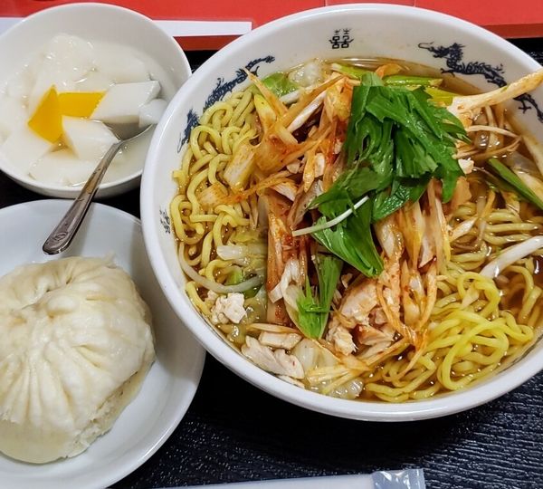 「【本日のサービスランチ】葱ラーメン（肉まん付）￥750」@金龍館 南町店の写真