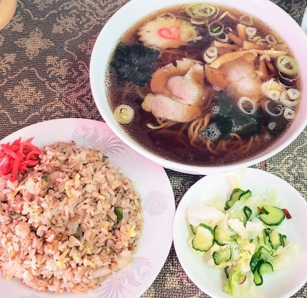 「ラーメンチャーハン（小）セット ￥７５０」@中華料理 夜来香 本店の写真