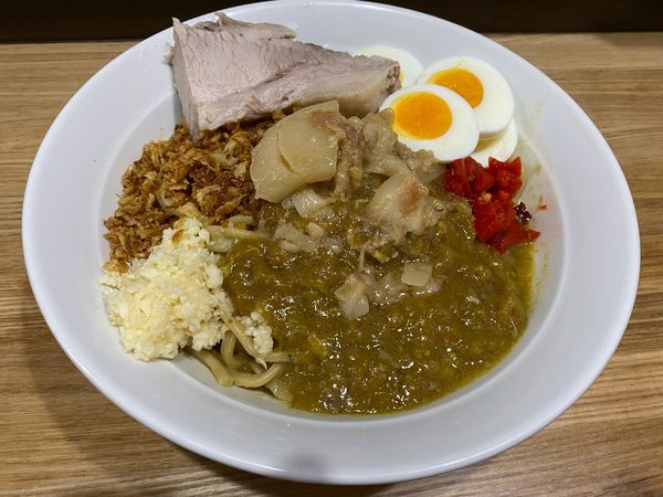 「限定 背脂カレーまぜそば（300g）1,000円（ニンニク少なめ」@豚仙人  戸塚店の写真