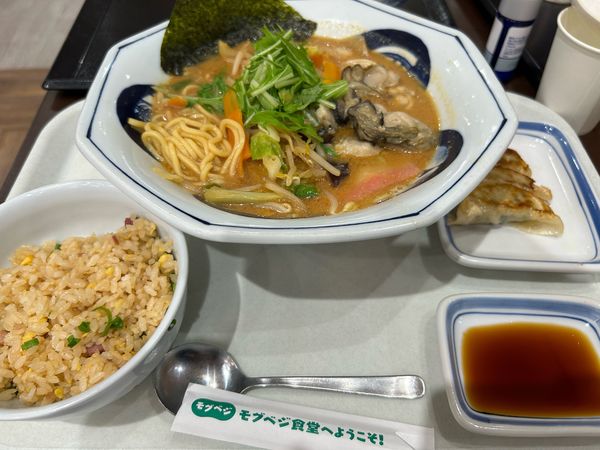 「季節限定牡蠣ちゃんぽん990円、チャーハン餃子セット430円」@リンガーハット イオンモール水戸内原店の写真