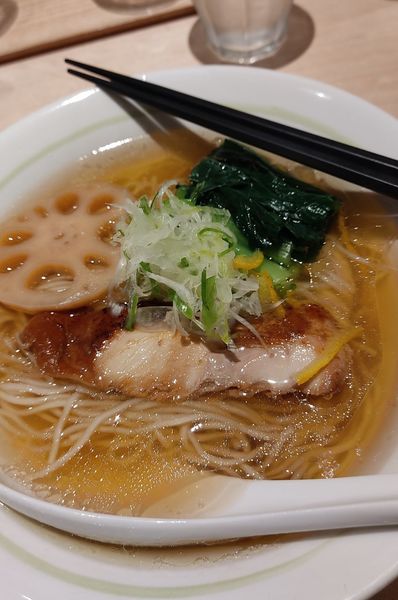 「鶏塩らーめん＆鶏丼」@小さな野はらの木の下での写真