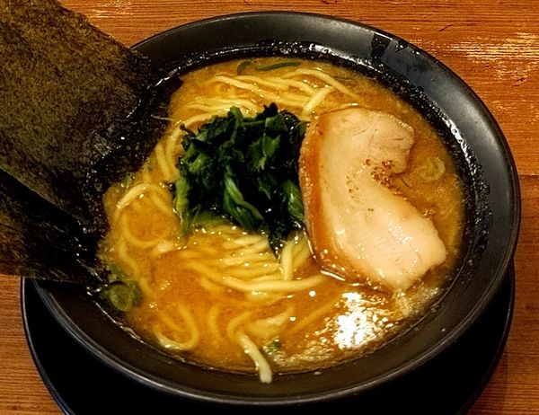 「豚骨ラーメン（醤油）」@横浜家系ラーメン 巣鴨家の写真