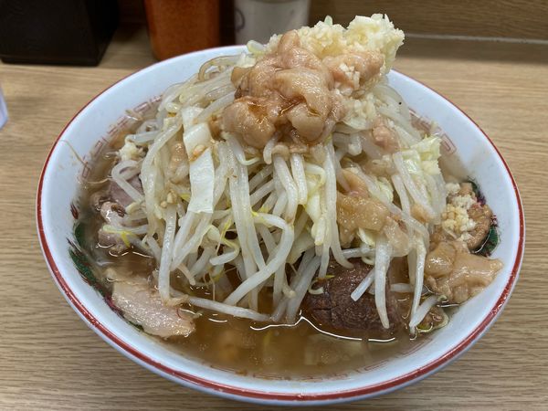 「ラーメン豚入り・アブラ、ニンニク」@ラーメン二郎 栃木街道店の写真