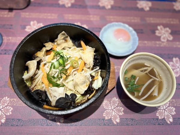 「特製スパイシーだしソース＆三元豚黒 並温玉サービス750円」@東京中野 大成軒の写真