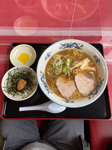 「醤油ラーメン　山わさびご飯」@らーめんや天金 ラーメン村店の写真