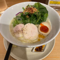 鶏白湯塩そば 930円