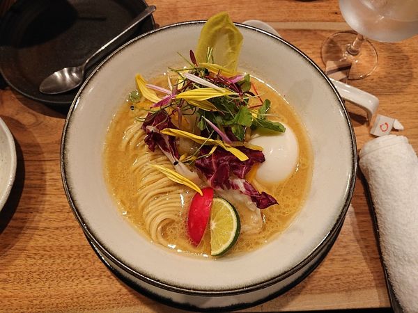 「【OTB特別限定】飛騨牛牛骨らーめん 朴葉みそ炭火焼仕立て」@海老丸らーめんの写真