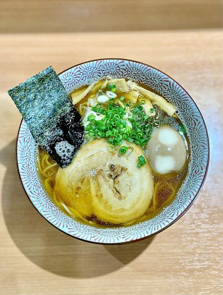 「あご煮干しそば【醤油】+ 味玉」@麺や 虎ノ道の写真