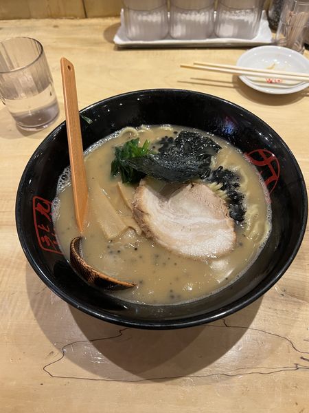 「豚骨醤油中太麺」@九十九とんこつラーメン 恵比寿本店の写真