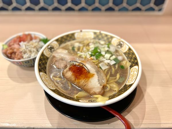 「すごい！煮干しらぁー麺（醤油）、日替り小丼セット¥1200」@鮨とラーメン うおがしや 鶴屋町店の写真