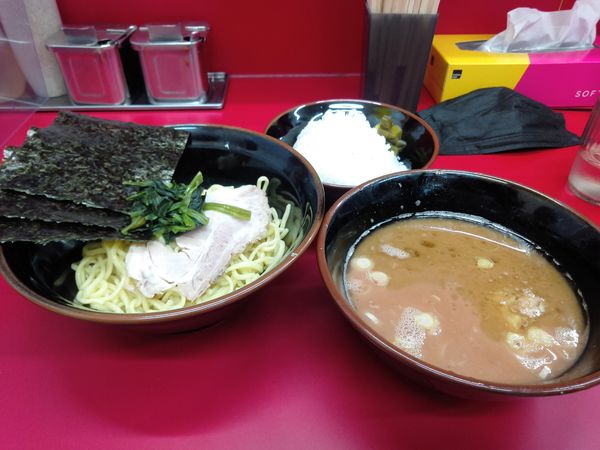 「つけ麺並　７００円　硬め濃いめ多めライス」@横浜ラーメン 武蔵家 北千住西口店の写真