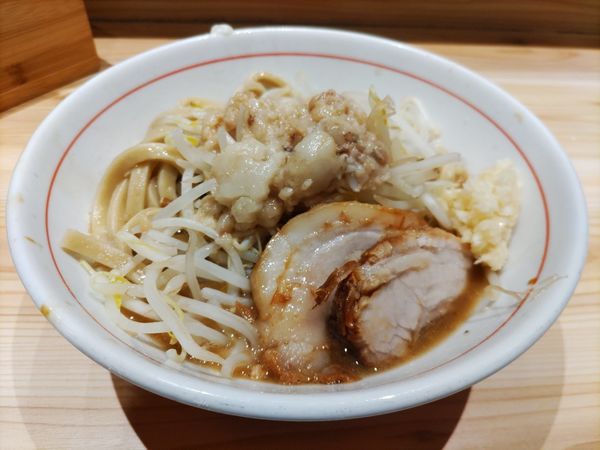 「ラーメン中・極太麺・野菜少なめ+生卵」@眞久中の写真