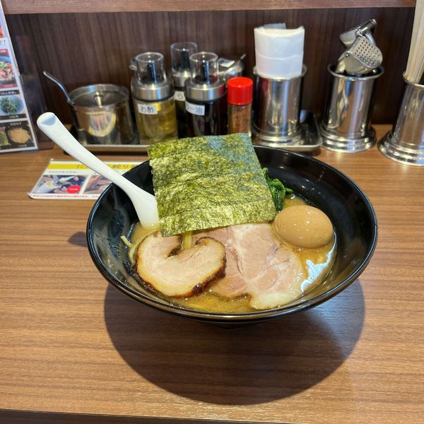 「醤油味玉Wチャーシュー麺大盛り1100円」@おがわや 福生店の写真