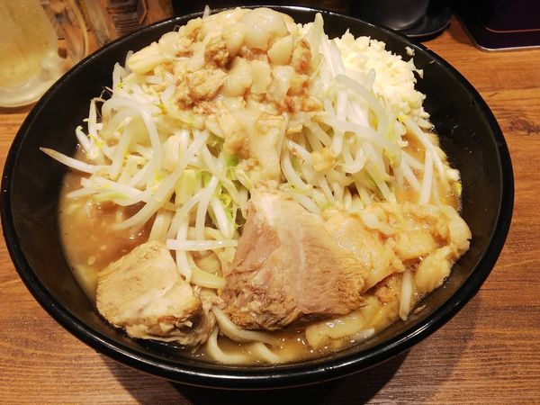「ラーメン　野菜少なめニンニクアブラマシマシ　850円」@ラーメン豚嵐の写真