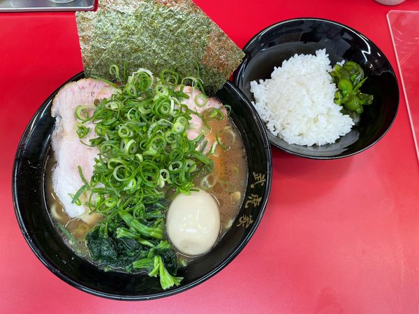 「らーめん+チャーシュー＋京都九条ねぎ+味玉+無料ライス」@らーめん 武虎家 暁 仙川店の写真