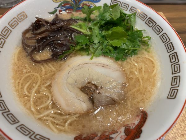 「豚骨ラーメン（カタメ）500円+パクチー100円」@豚骨ラーメン＆まぜそば 南銀星の写真
