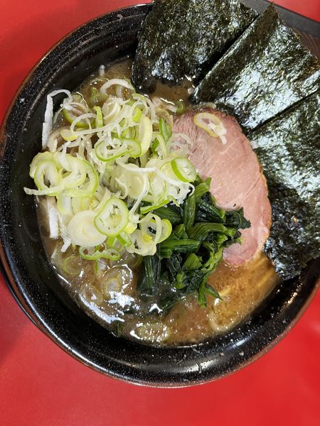 「中盛ラーメン880円＋薬味ねぎ50円」@家系ラーメン とらきち家の写真