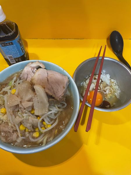 「プチラーメン　ネギたまご　黒烏龍茶」@ラーメン二郎 八王子野猿街道店2の写真