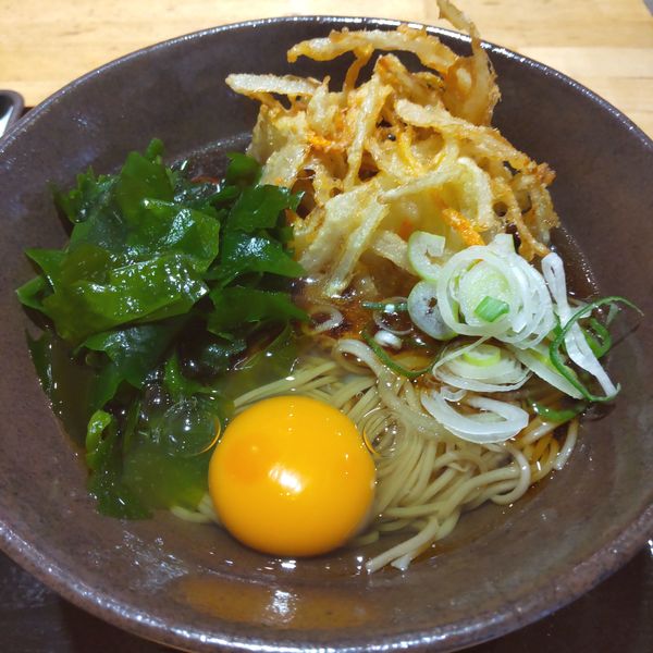 「朝そば（玉子）（￥400）＋三陸わかめ（クーポン）」@ゆで太郎 赤坂大正通り店の写真
