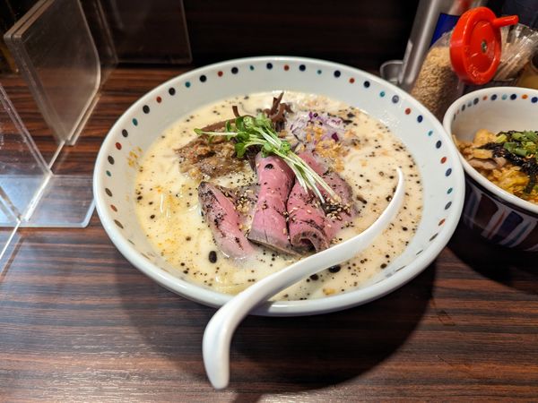 「牛白湯ら〜麺」@らー麺 あけどやの写真