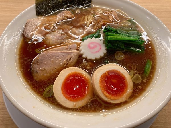 「味玉醤油半チャーシュー麺＋ほうれん草」@長岡食堂 東京ラーメン横丁店の写真
