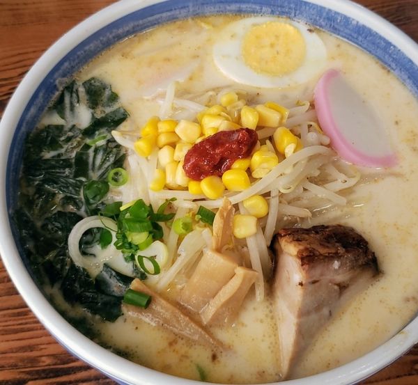 「五目白みそらーめん 950円+餃子(3個入り)300円」@手打ラーメン 暖宝の写真