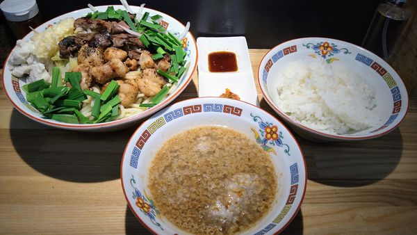 「【限定】スタホルつけ麺+ニラ・ホルモン増し・ライス」@スタミナホルモン麺 すたほるの写真