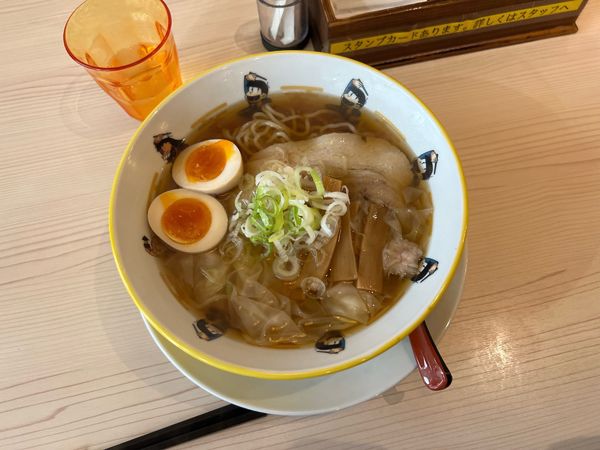 「醤油ワンタンメン」@ワンタンメンの満月 三鷹店の写真