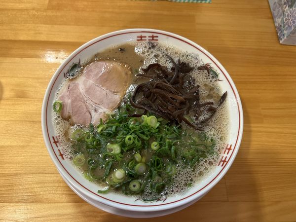 「豚骨らーめん(バリカタ)700円＋替玉(バリカタ)100円」@てっちゃんの写真