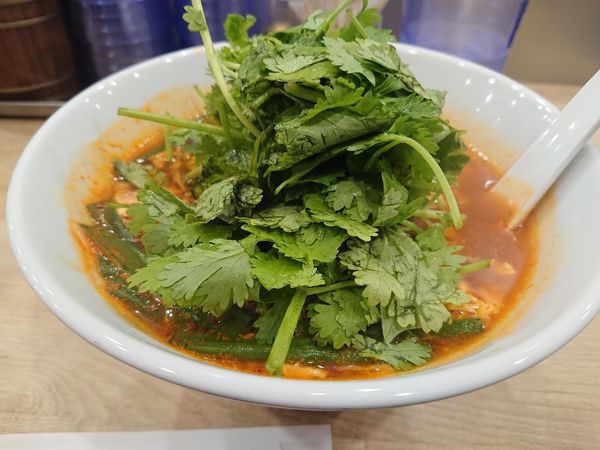 「パクチー辛麺」@辛麺屋 一輪 池袋店の写真