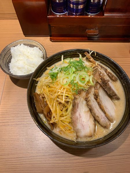「ねぎ味噌ラーメン大、tpチャーシュー4、ごはん」@いと井 東京ラーメン横丁店の写真