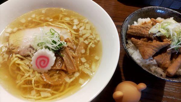「鶏だし塩らぁ麺(780円税込)＋もつ煮丼(380円税込)」@鶏哲の写真