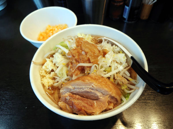 「限定 越中詩郎+豚増し+玉ねぎ辣油」@陽はまたのぼるの写真