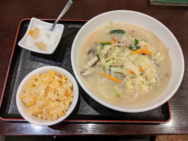「野菜タンメン＋半炒飯：830円（何故か支払い価格は747円）」@香巷菜 松楽の写真