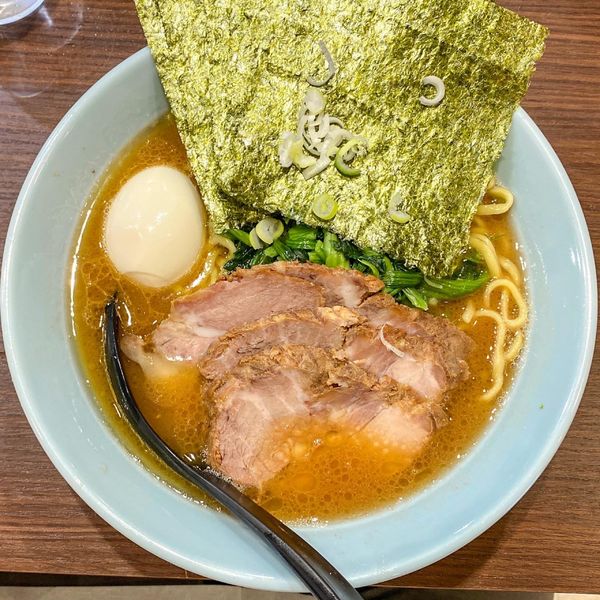 「らーめん全部乗せ ¥1,100 半ライス ¥50」@横浜家系らーめん侍 渋谷本店の写真