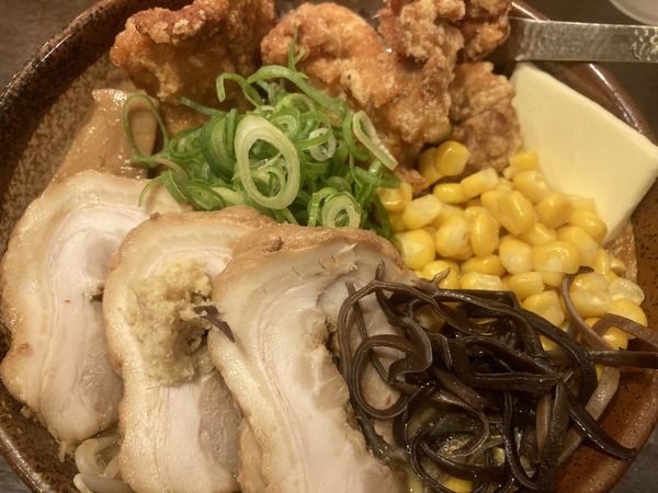 「炙り肉盛らーめん+バターコーン」@真武咲弥 渋谷店の写真