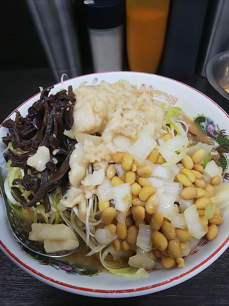 「ラーメン少なめ味ネギ別皿アブラたまねぎ納豆」@ラーメン二郎 川越店の写真
