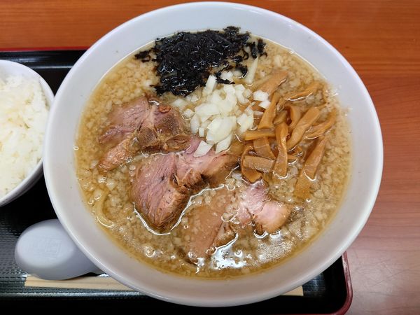 「背脂煮干しﾗｰﾒﾝ¥830＋小ﾗｲｽ¥150」@肉煮干中華そば 鈴木ラーメン店の写真