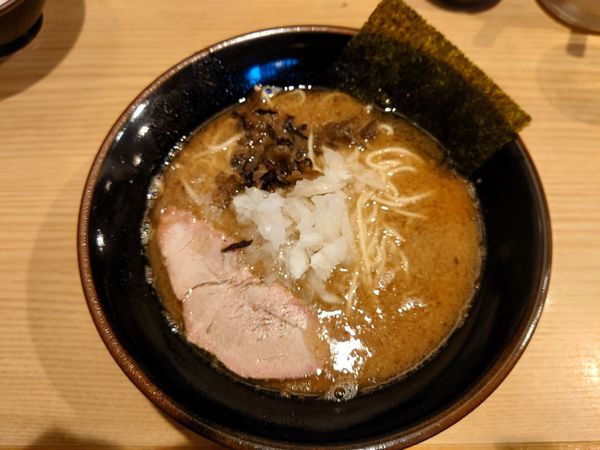 「豚骨醤油ﾗｰﾒﾝ¥750(ﾗｲｽｻｰﾋﾞｽ)」@柴田商店の写真