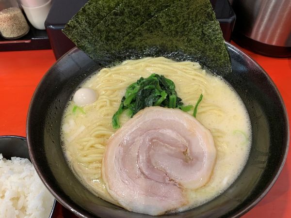 「塩ラーメン（サービス麺大盛＆ライス）」@横浜家系ラーメン 赤家の写真